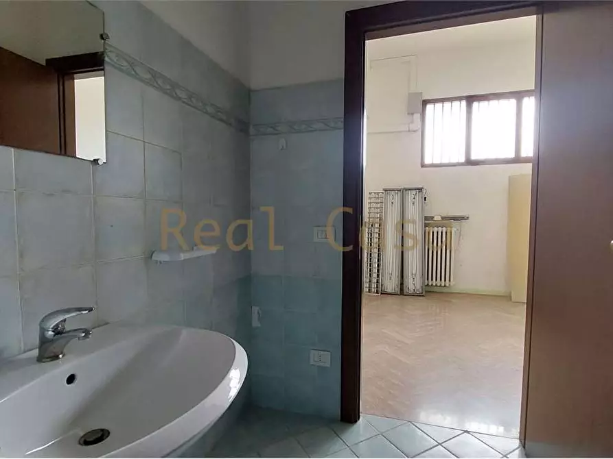 Immagine 21 di Negozio in affitto  in Viale IV Novembre a Modena