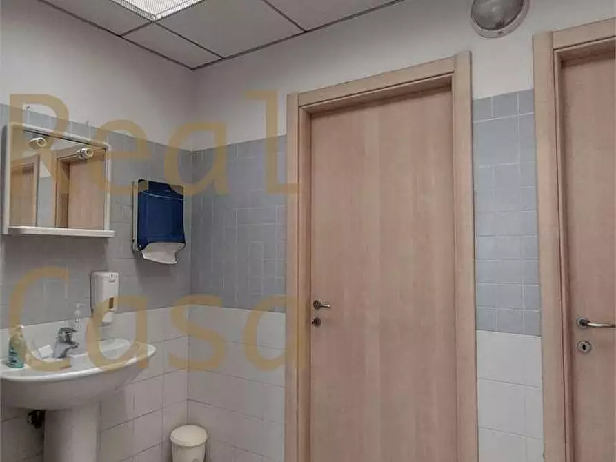 Immagine 33 di Ufficio in affitto  in Via Malavolti  a Modena