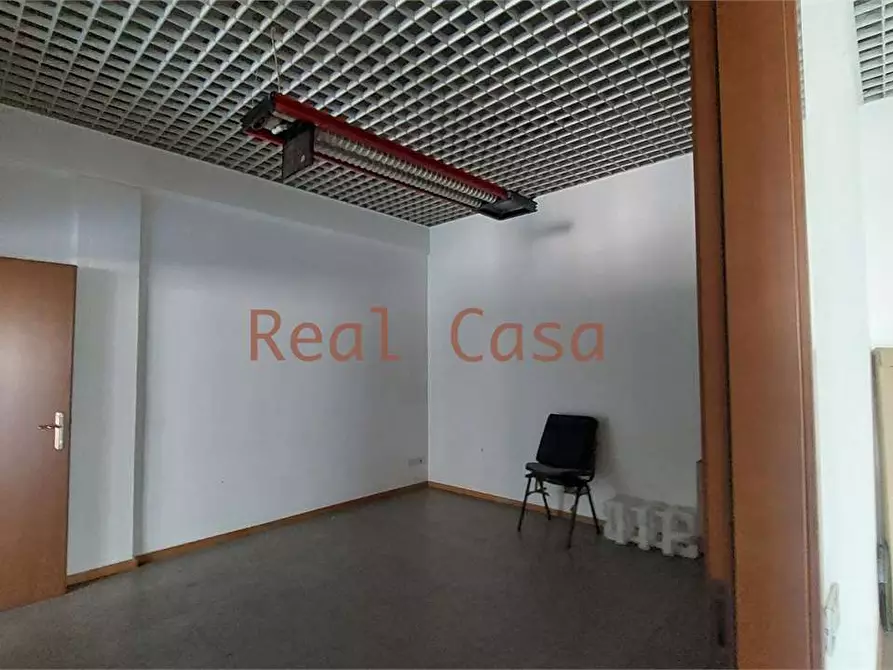 Immagine 10 di Ufficio in affitto  a Modena