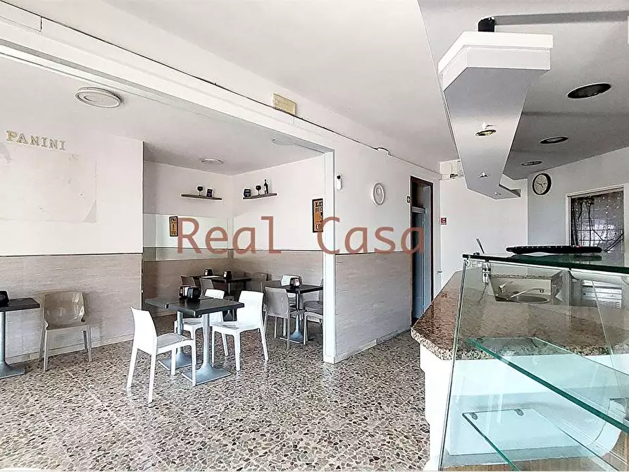 Immagine 6 di Negozio in affitto  a Modena