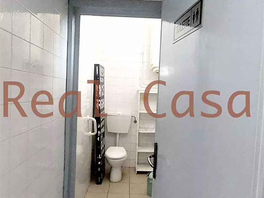 Immagine 12 di Negozio in affitto  a Modena