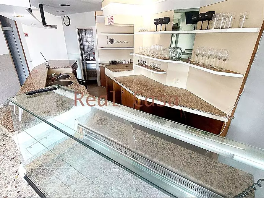 Immagine 16 di Negozio in vendita  a Modena