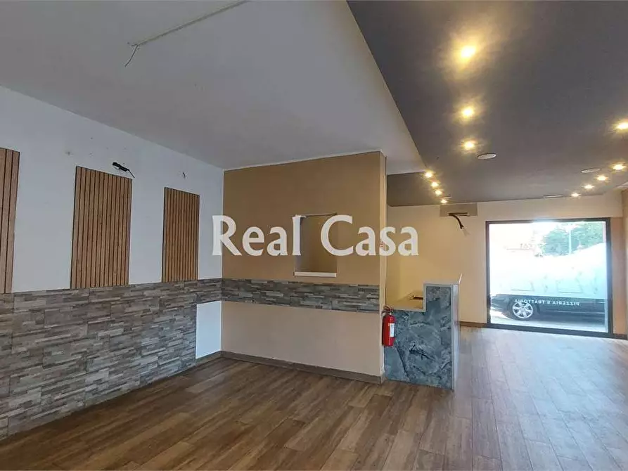 Immagine 1 di Negozio in vendita  in Via Nicoli a Modena