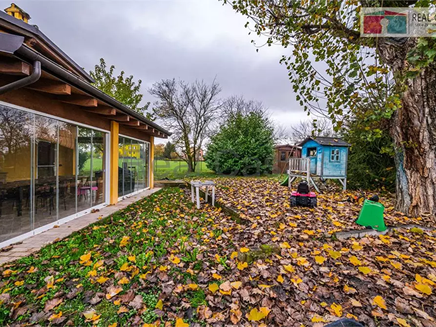 Immagine 3 di Villa in vendita  in Strada Formigina  660 a Modena