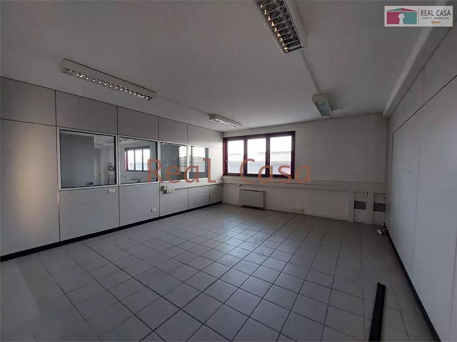 Immagine 10 di Ufficio in affitto  in Via Emilia Est a Modena