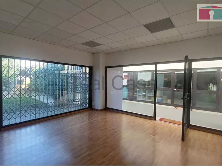 Immagine 1 di Negozio in affitto  in Via Fratelli Rosselli 140 a Modena