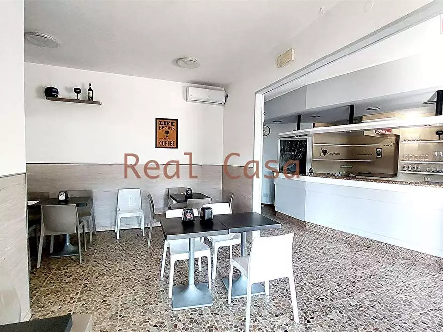 Immagine 8 di Negozio in vendita  a Modena