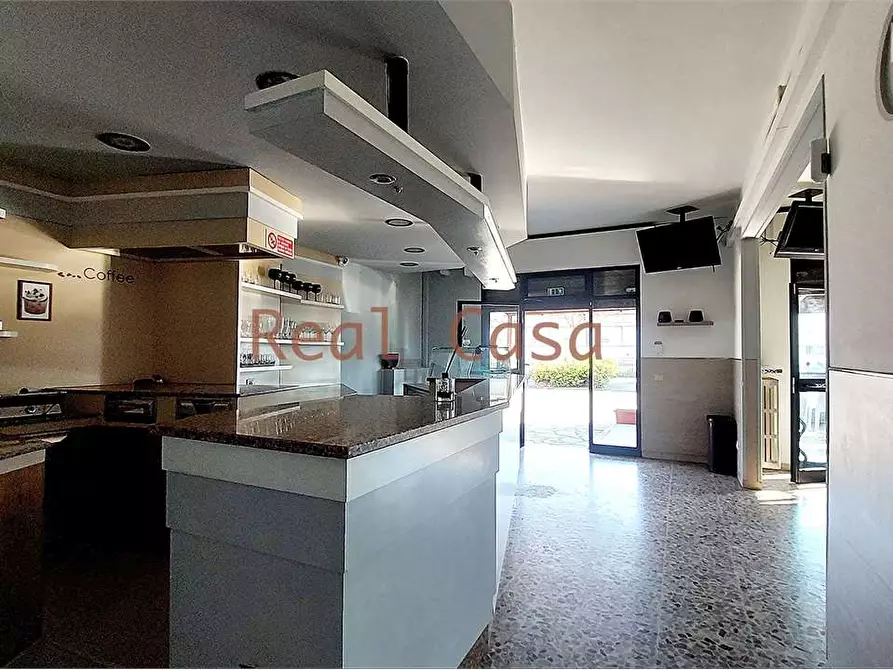 Immagine 13 di Negozio in vendita  a Modena