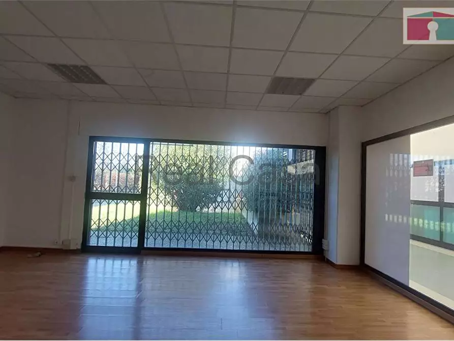 Immagine 2 di Negozio in affitto  in Via Fratelli Rosselli 140 a Modena