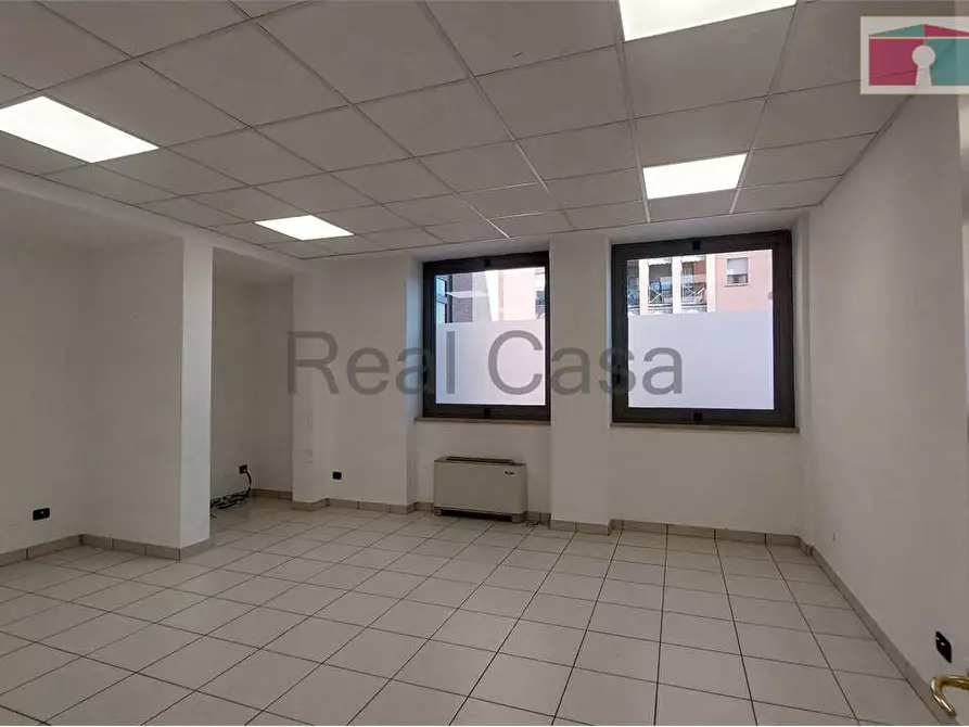 Immagine 12 di Ufficio in affitto  a Modena