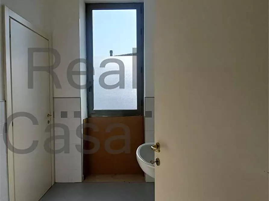 Immagine 15 di Ufficio in affitto  a Modena