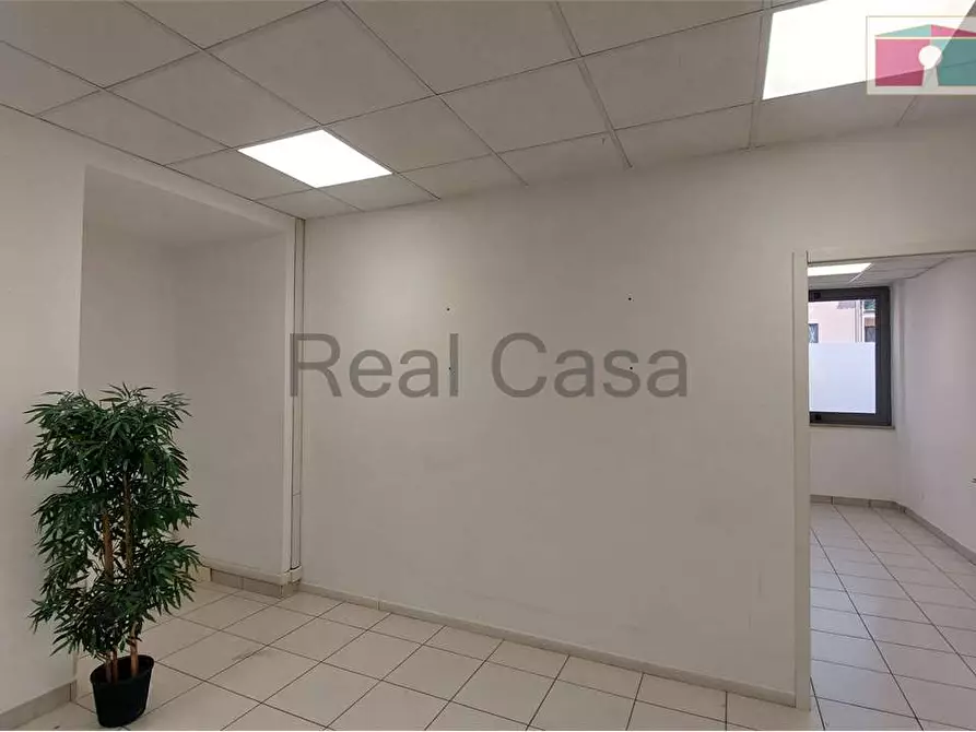 Immagine 10 di Ufficio in affitto  a Modena