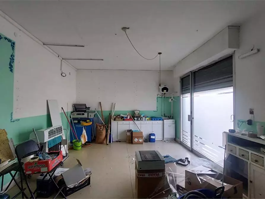 Immagine 1 di Negozio in affitto  in Via La Spezia  a Modena