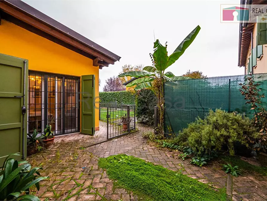 Immagine 1 di Villa in vendita  in Strada Formigina  660 a Modena