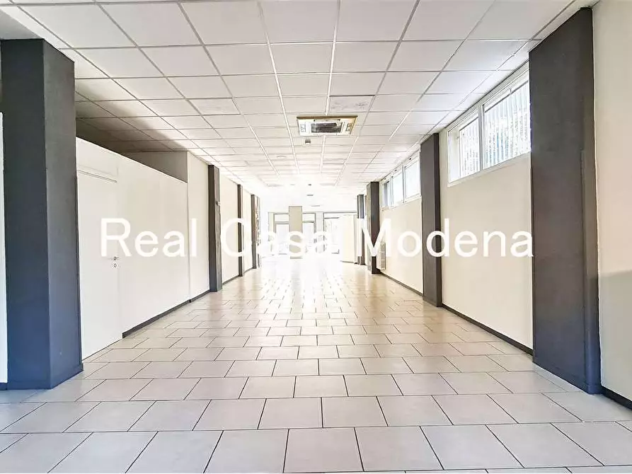 Immagine 2 di Negozio in vendita  in Viale Reiter  a Modena