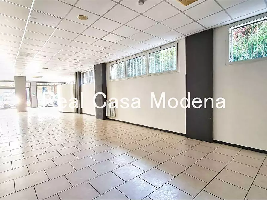 Immagine 1 di Negozio in vendita  in Viale Reiter  a Modena