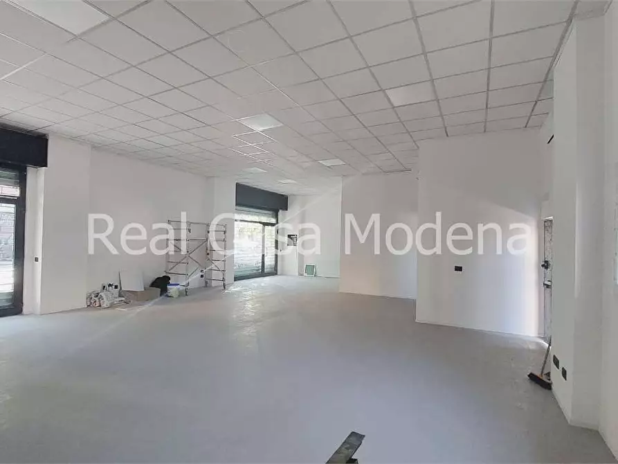 Immagine 1 di Negozio in affitto  a Modena