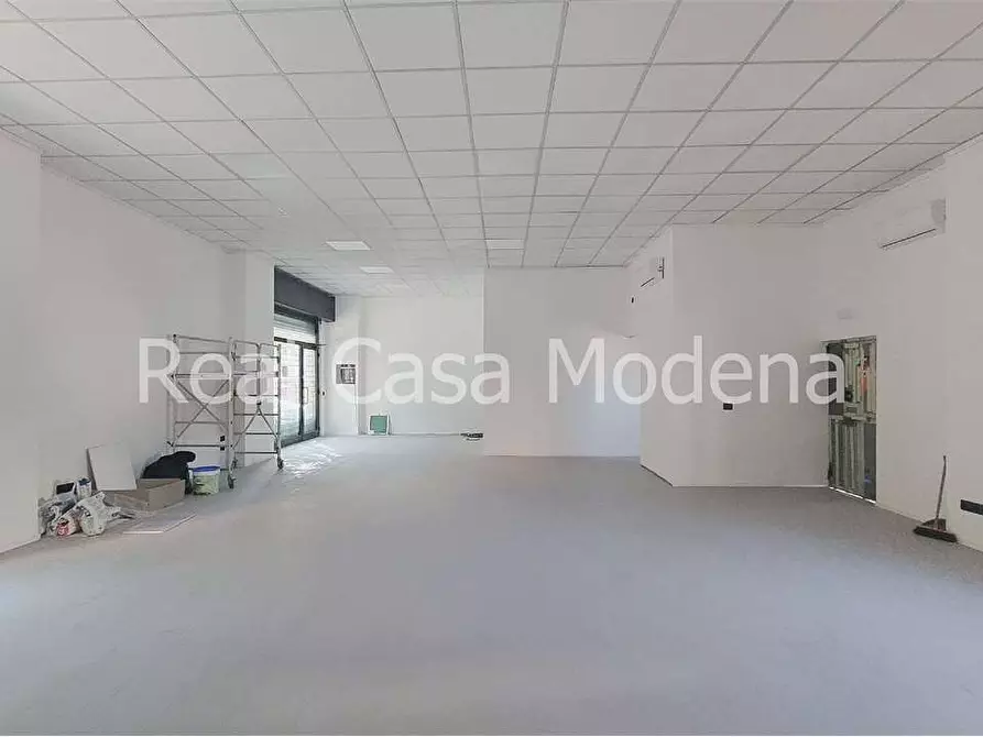 Immagine 5 di Negozio in affitto  a Modena