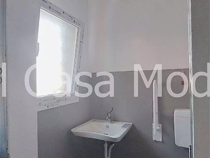 Immagine 7 di Negozio in affitto  a Modena