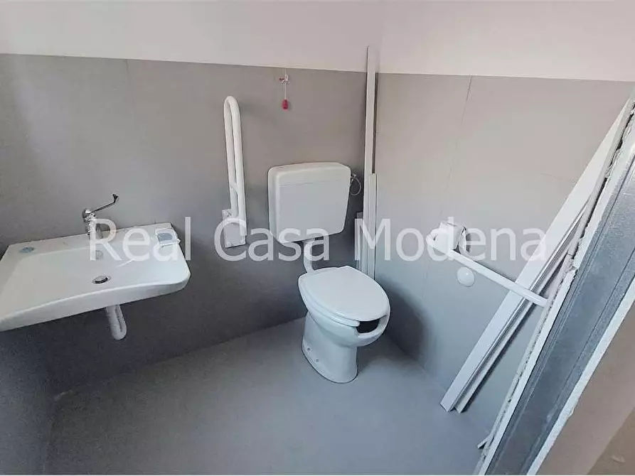 Immagine 8 di Negozio in affitto  a Modena