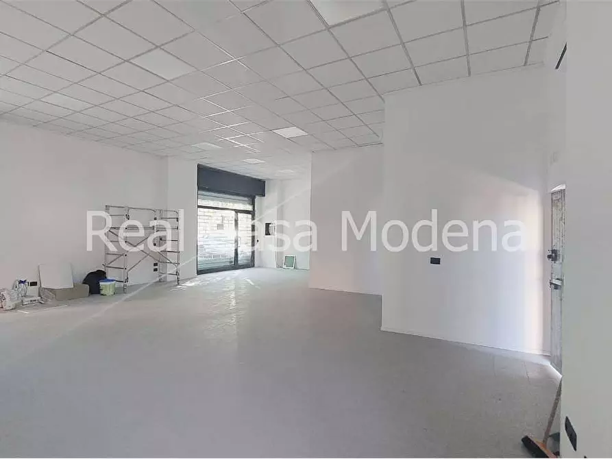 Immagine 10 di Negozio in affitto  a Modena