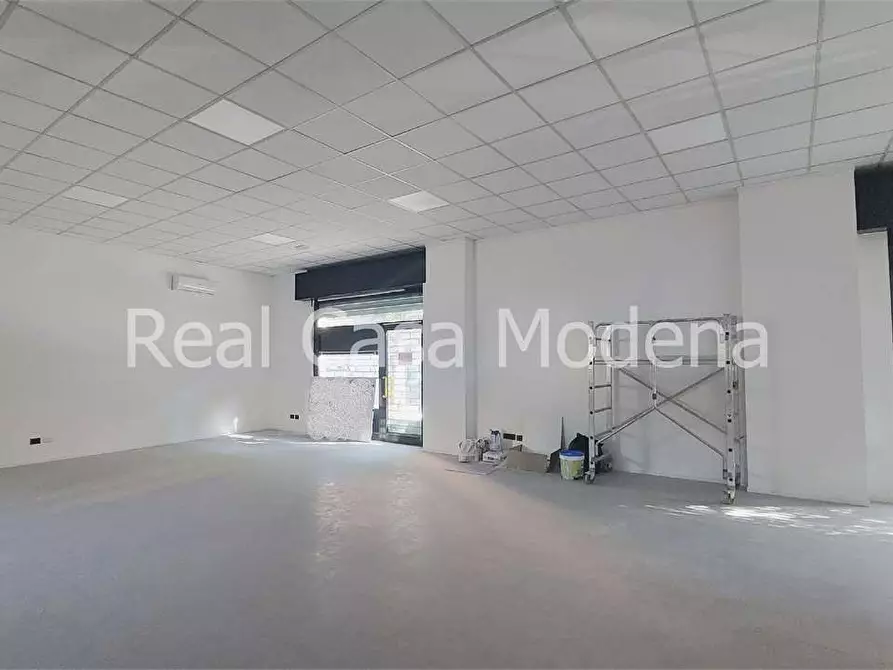 Immagine 12 di Negozio in affitto  a Modena