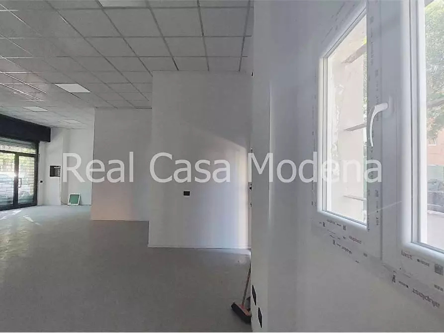 Immagine 13 di Negozio in affitto  a Modena