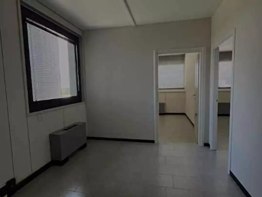 Immagine 3 di Ufficio in affitto  in Via Baccelli  a Modena