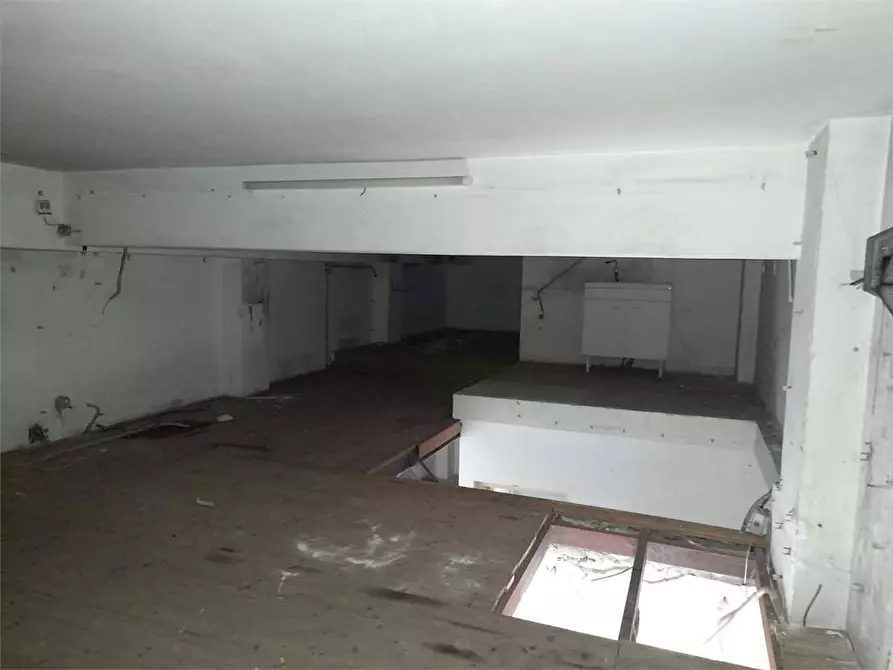 Immagine 14 di Negozio in vendita  in via sicilia 1 a Siracusa