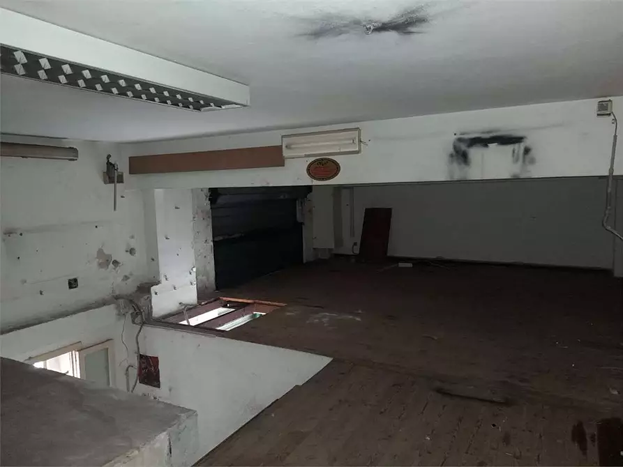 Immagine 15 di Negozio in vendita  in via sicilia 1 a Siracusa