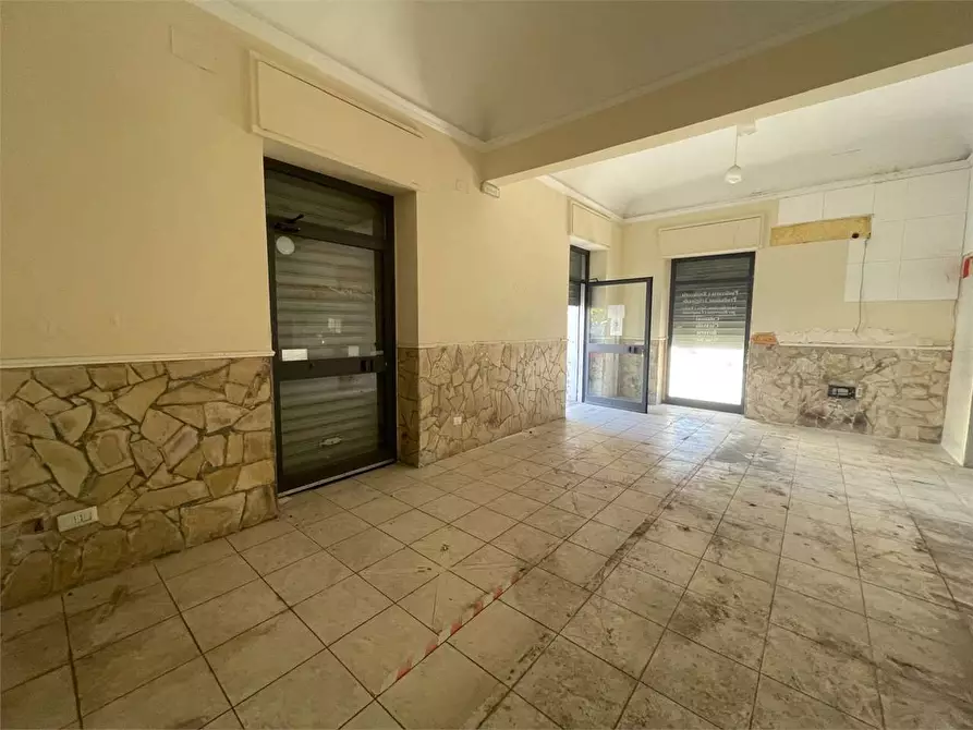 Immagine 3 di Negozio in vendita  in via re ierone II  1 a Siracusa
