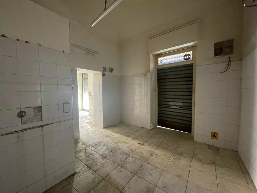 Immagine 8 di Negozio in vendita  in via re ierone II  1 a Siracusa