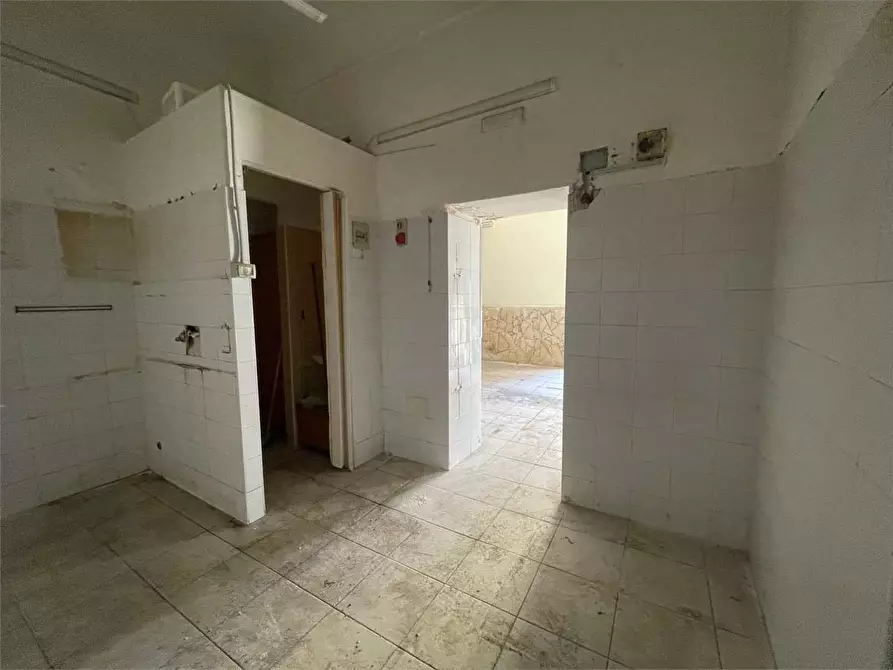 Immagine 9 di Negozio in vendita  in via re ierone II  1 a Siracusa