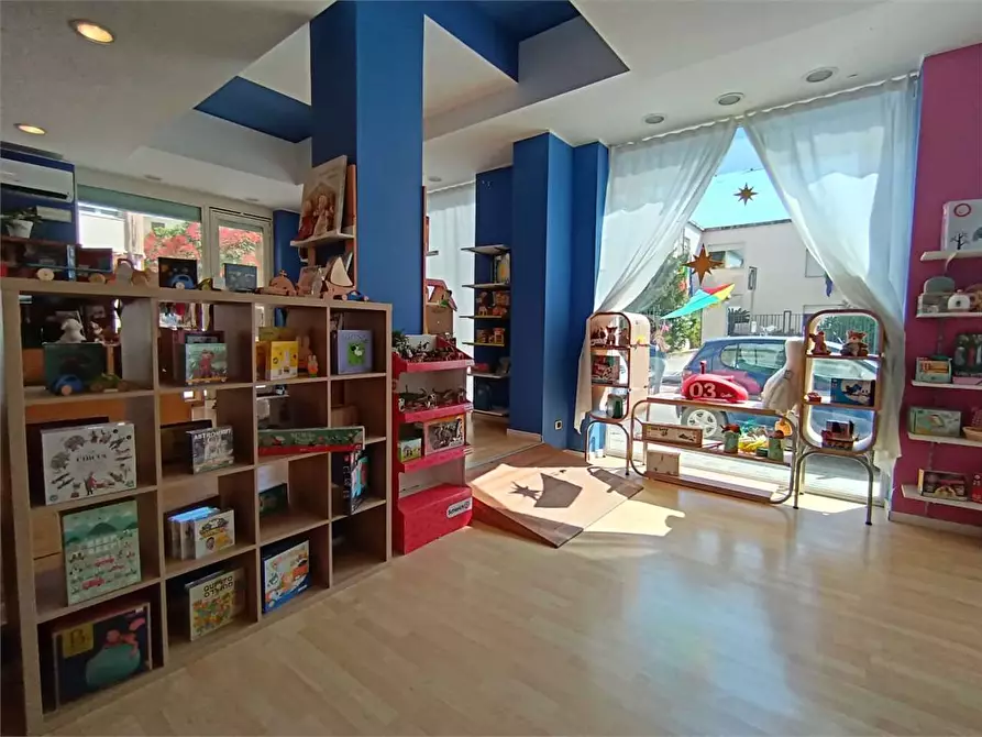 Immagine 4 di Negozio in affitto  in via aristofane 1 a Siracusa