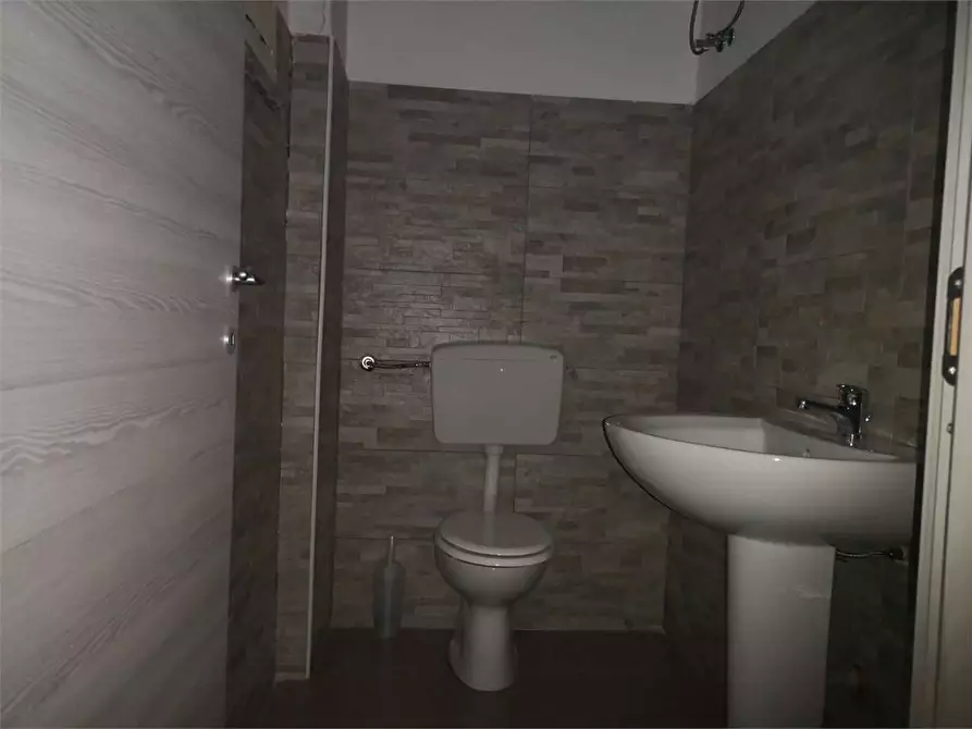 Immagine 6 di Negozio in affitto  in via malfitano 1 a Siracusa