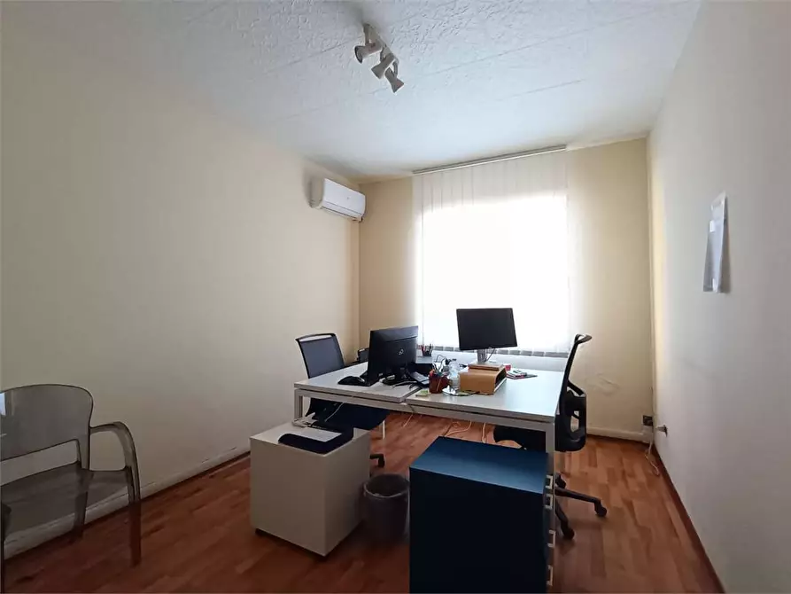 Immagine 19 di Ufficio in affitto  a Siracusa