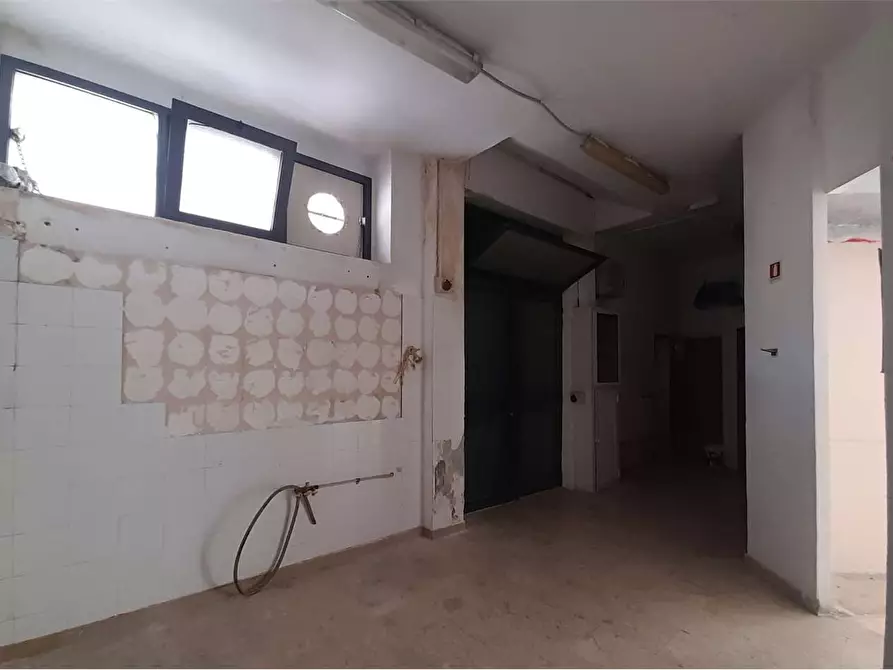 Immagine 5 di Negozio in vendita  in viale teracati 1 a Siracusa
