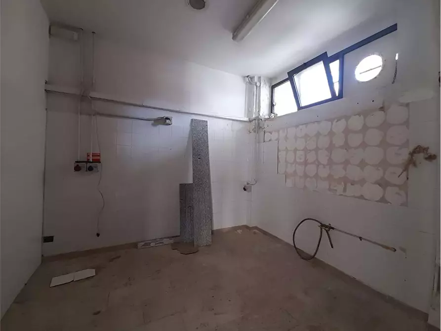 Immagine 8 di Negozio in vendita  in viale teracati 1 a Siracusa