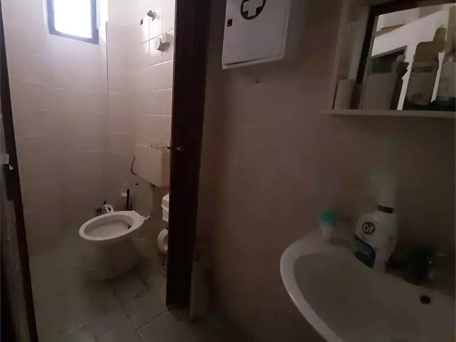 Immagine 15 di Negozio in vendita  in viale teracati 1 a Siracusa