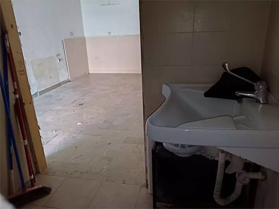 Immagine 11 di Negozio in vendita  a Siracusa