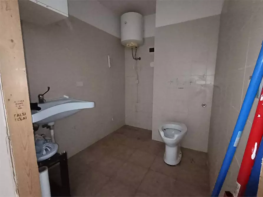 Immagine 12 di Negozio in vendita  a Siracusa