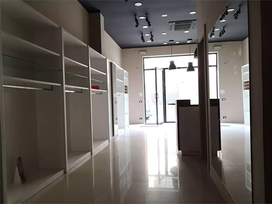 Immagine 1 di Negozio in affitto  in via tirso 1 a Siracusa
