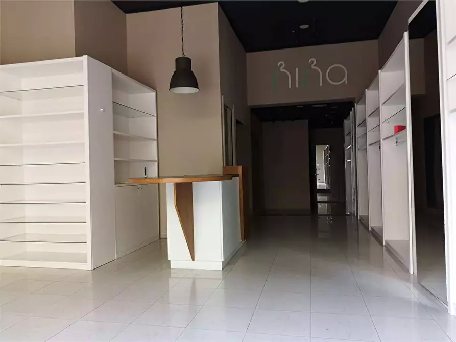 Immagine 4 di Negozio in affitto  in via tirso 1 a Siracusa