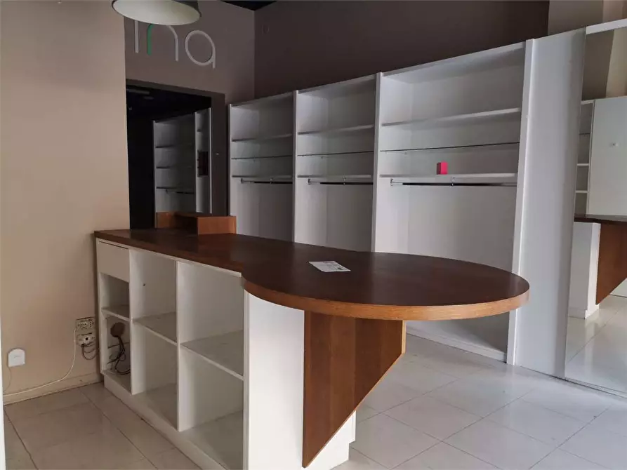 Immagine 5 di Negozio in affitto  in via tirso 1 a Siracusa