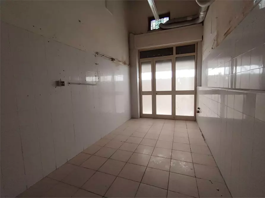 Immagine 14 di Negozio in affitto  a Siracusa