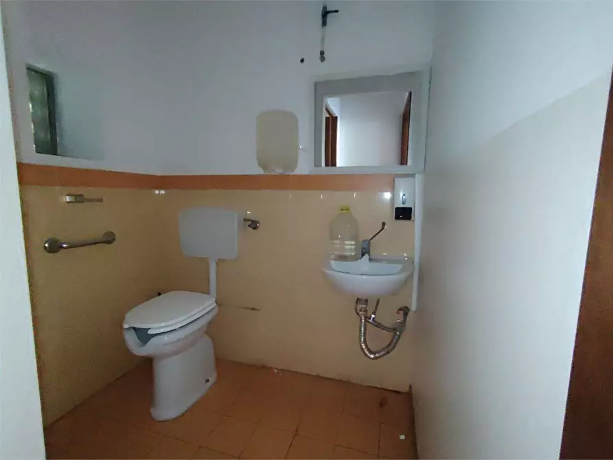 Immagine 15 di Negozio in affitto  a Siracusa