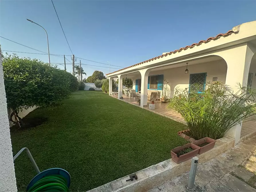 Immagine 2 di Villa in vendita  in via isole molucche 46 a Siracusa