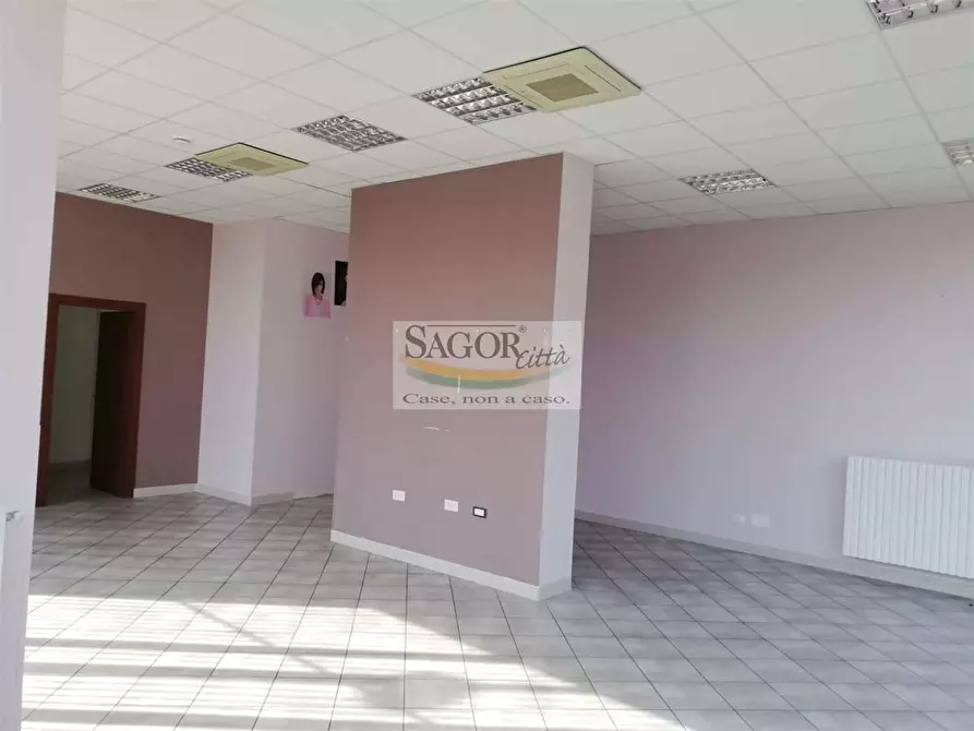 Immagine 5 di Negozio in affitto  in Via Giustetto 7 a Pinerolo