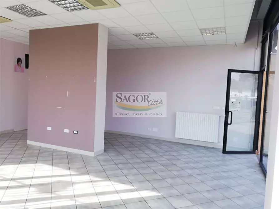 Immagine 3 di Negozio in affitto  in Via Giustetto 7 a Pinerolo