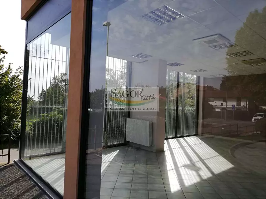 Immagine 2 di Negozio in affitto  in Via Giustetto 7 a Pinerolo